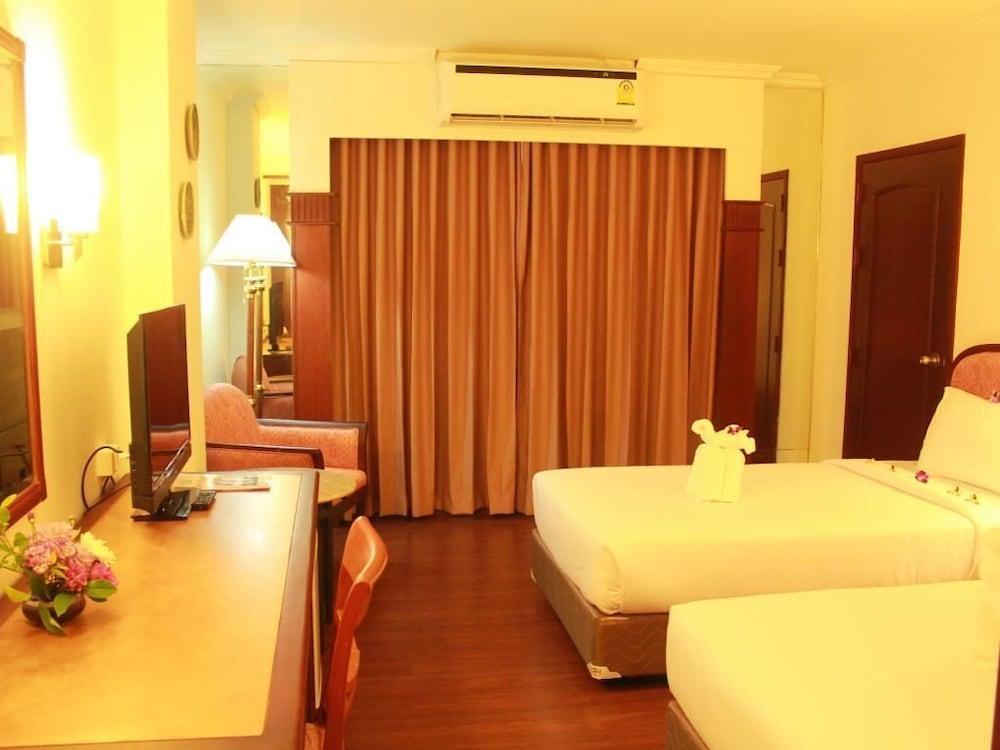 Mayflower Grande Hotel Phitsanulok Bagian luar foto