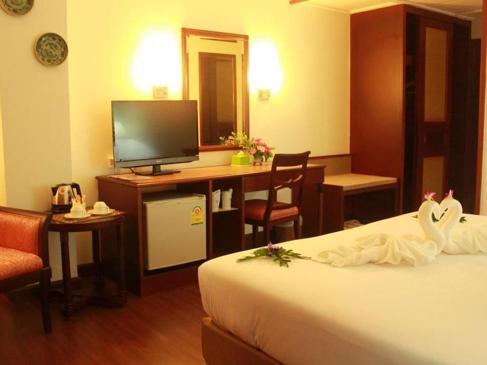 Mayflower Grande Hotel Phitsanulok Bagian luar foto