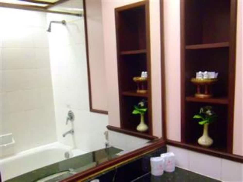 Mayflower Grande Hotel Phitsanulok Bagian luar foto