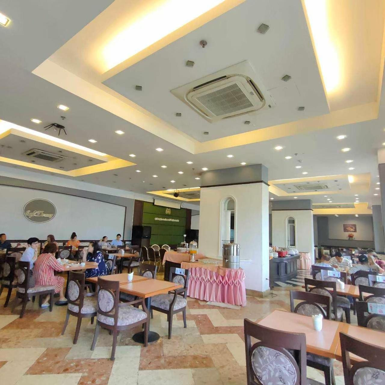 Mayflower Grande Hotel Phitsanulok Bagian luar foto