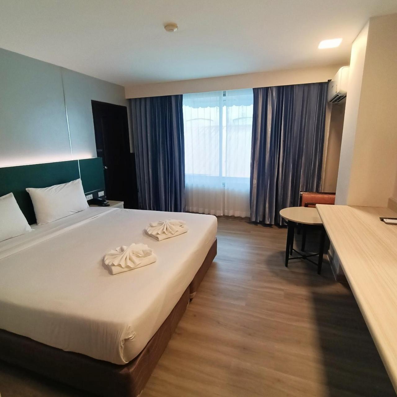 Mayflower Grande Hotel Phitsanulok Bagian luar foto