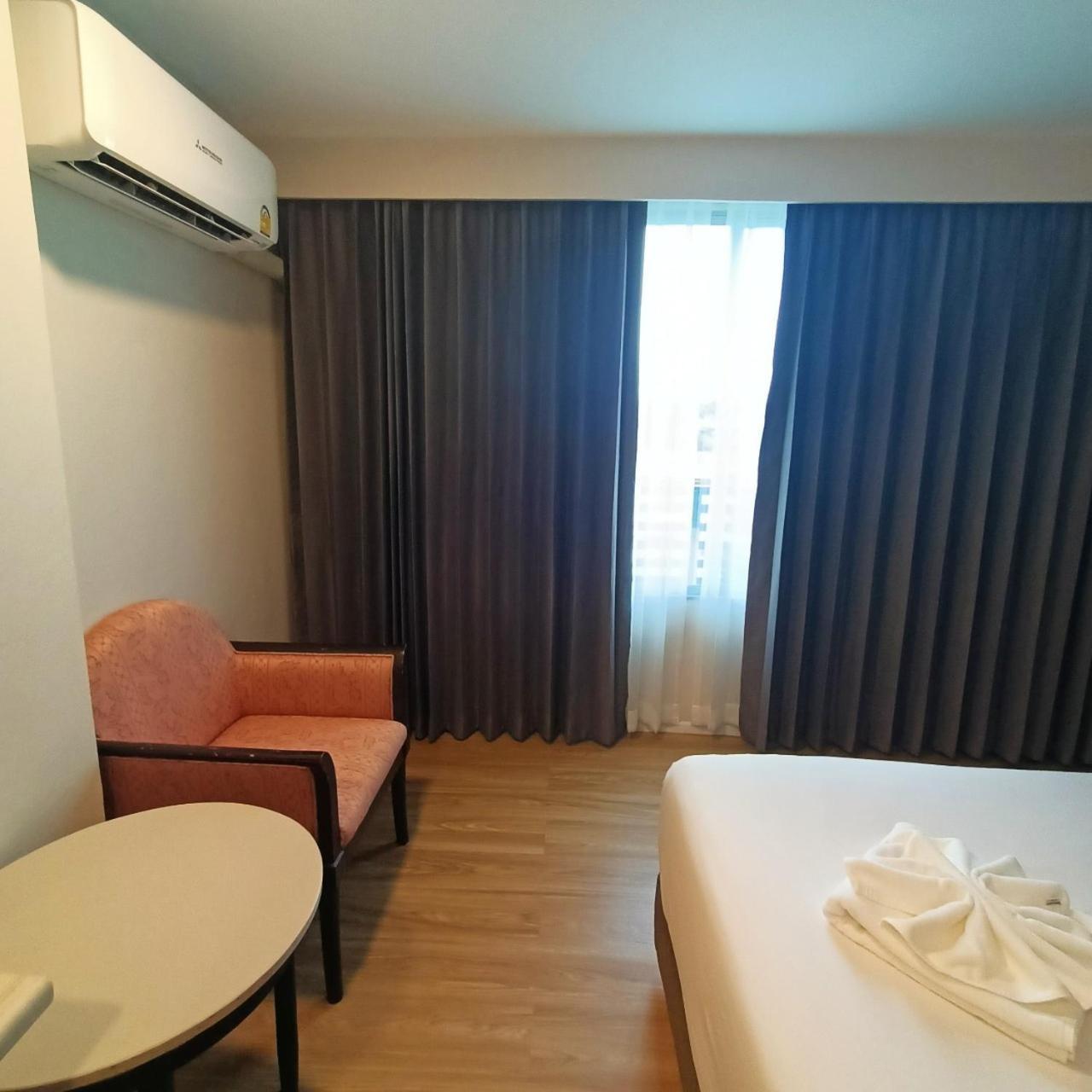 Mayflower Grande Hotel Phitsanulok Bagian luar foto
