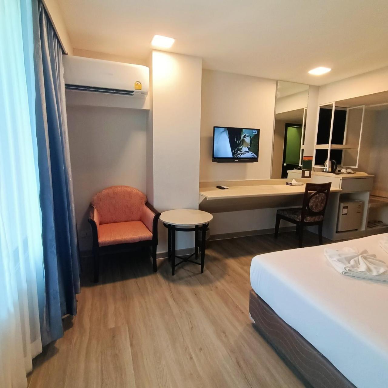 Mayflower Grande Hotel Phitsanulok Bagian luar foto