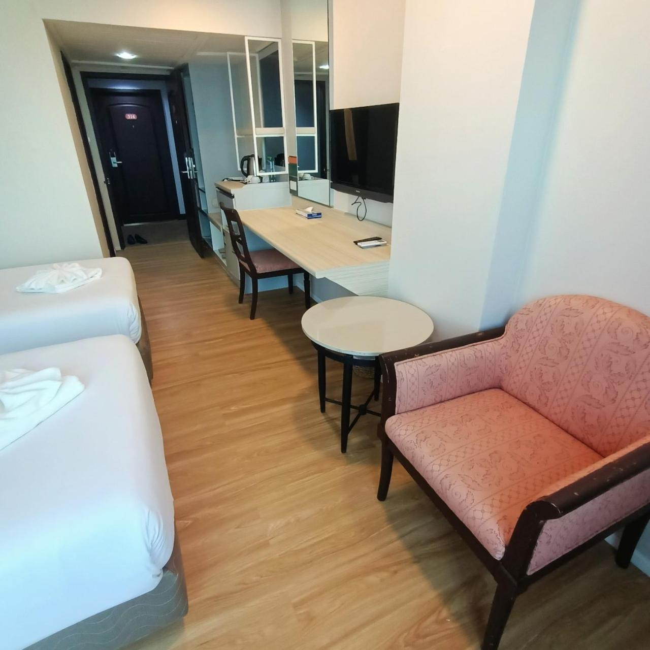 Mayflower Grande Hotel Phitsanulok Bagian luar foto