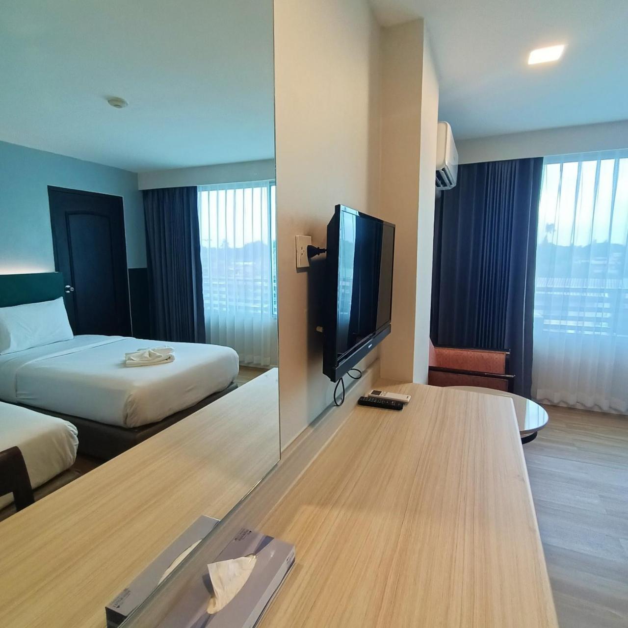 Mayflower Grande Hotel Phitsanulok Bagian luar foto