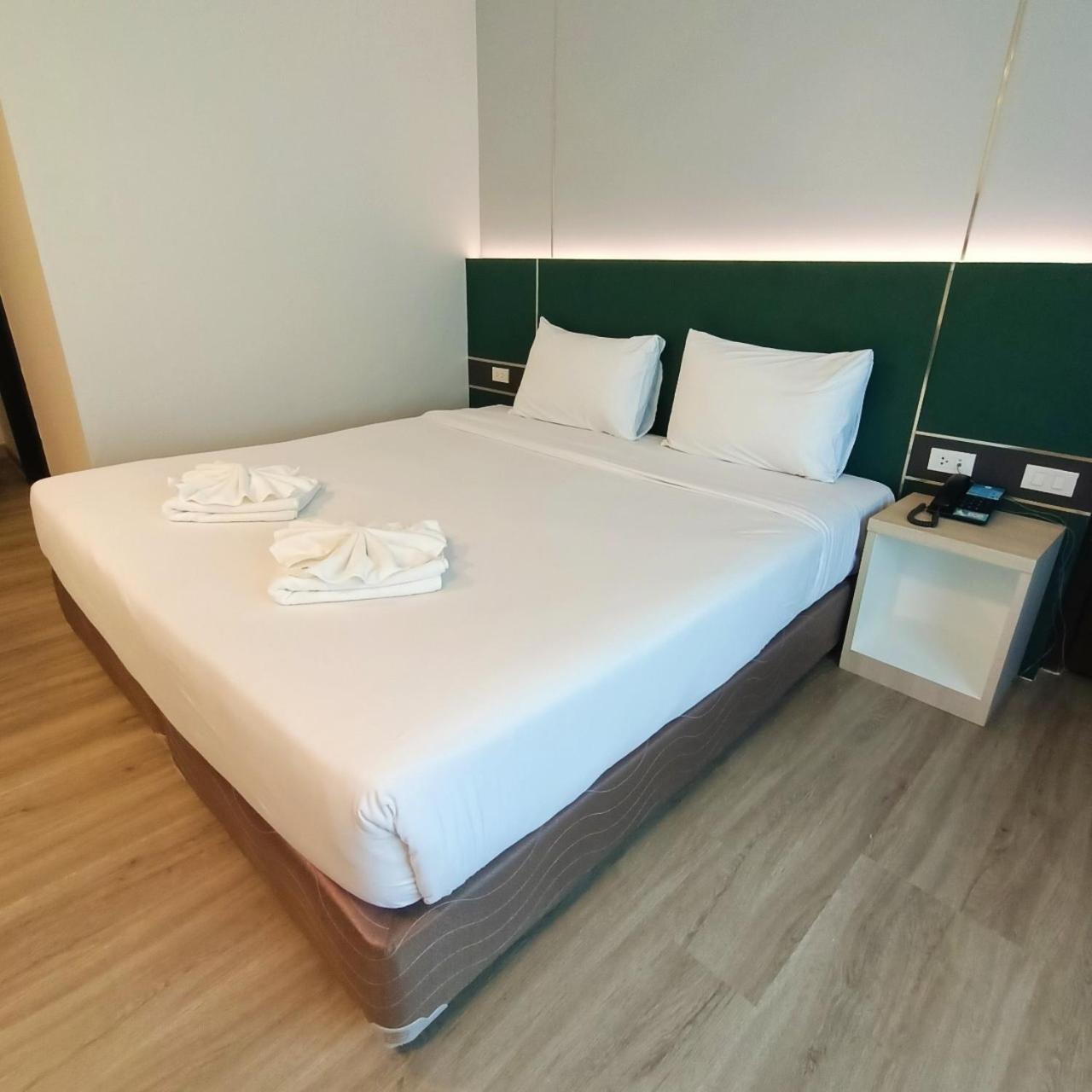 Mayflower Grande Hotel Phitsanulok Bagian luar foto