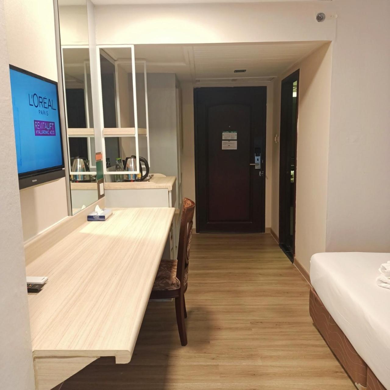 Mayflower Grande Hotel Phitsanulok Bagian luar foto