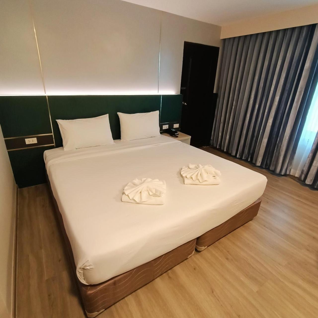Mayflower Grande Hotel Phitsanulok Bagian luar foto