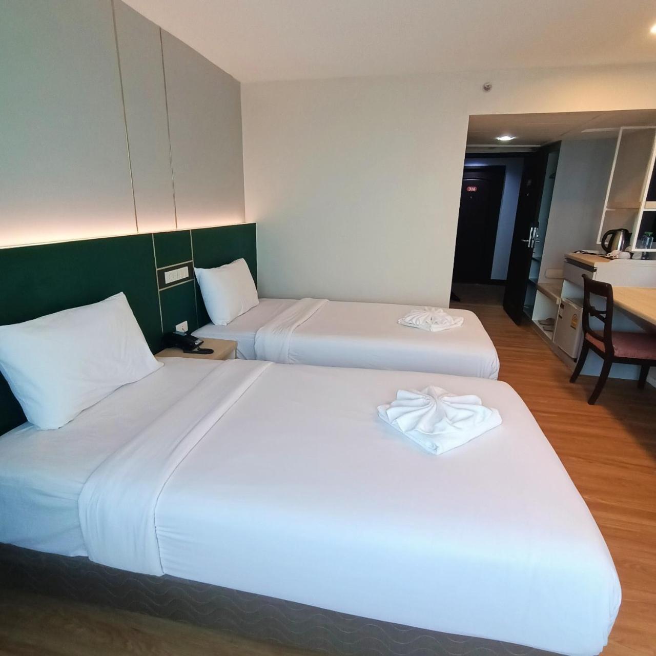 Mayflower Grande Hotel Phitsanulok Bagian luar foto