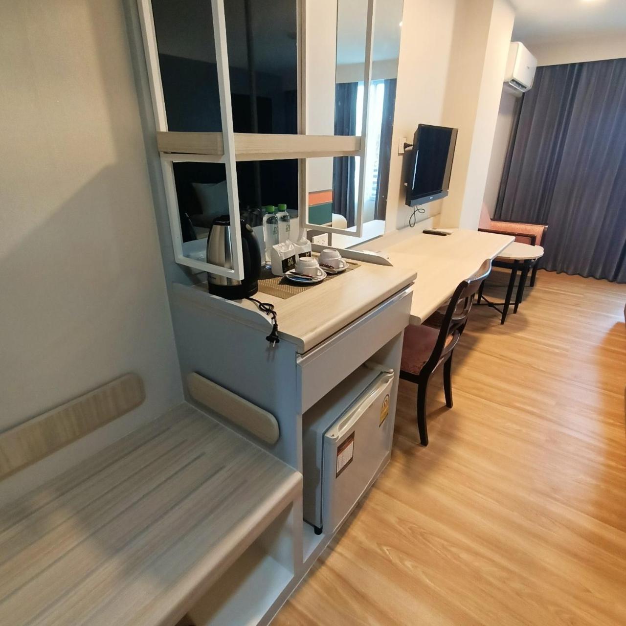 Mayflower Grande Hotel Phitsanulok Bagian luar foto