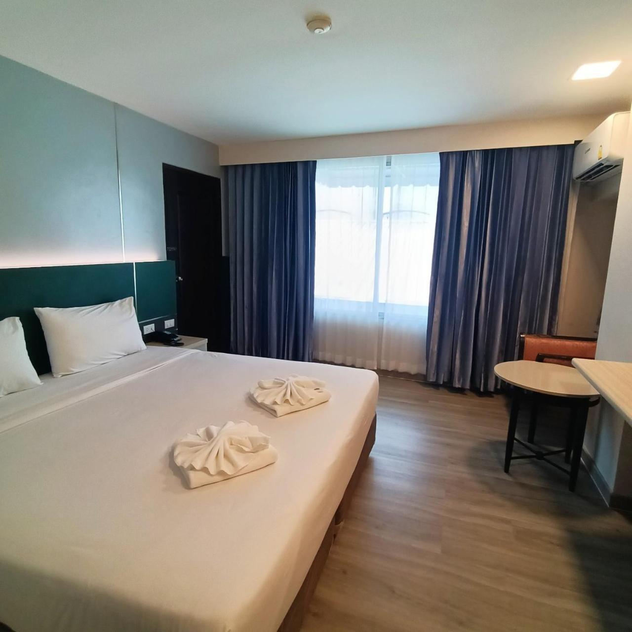 Mayflower Grande Hotel Phitsanulok Bagian luar foto