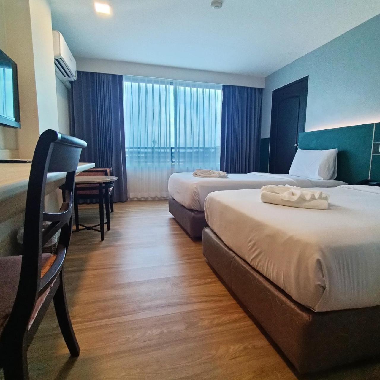 Mayflower Grande Hotel Phitsanulok Bagian luar foto