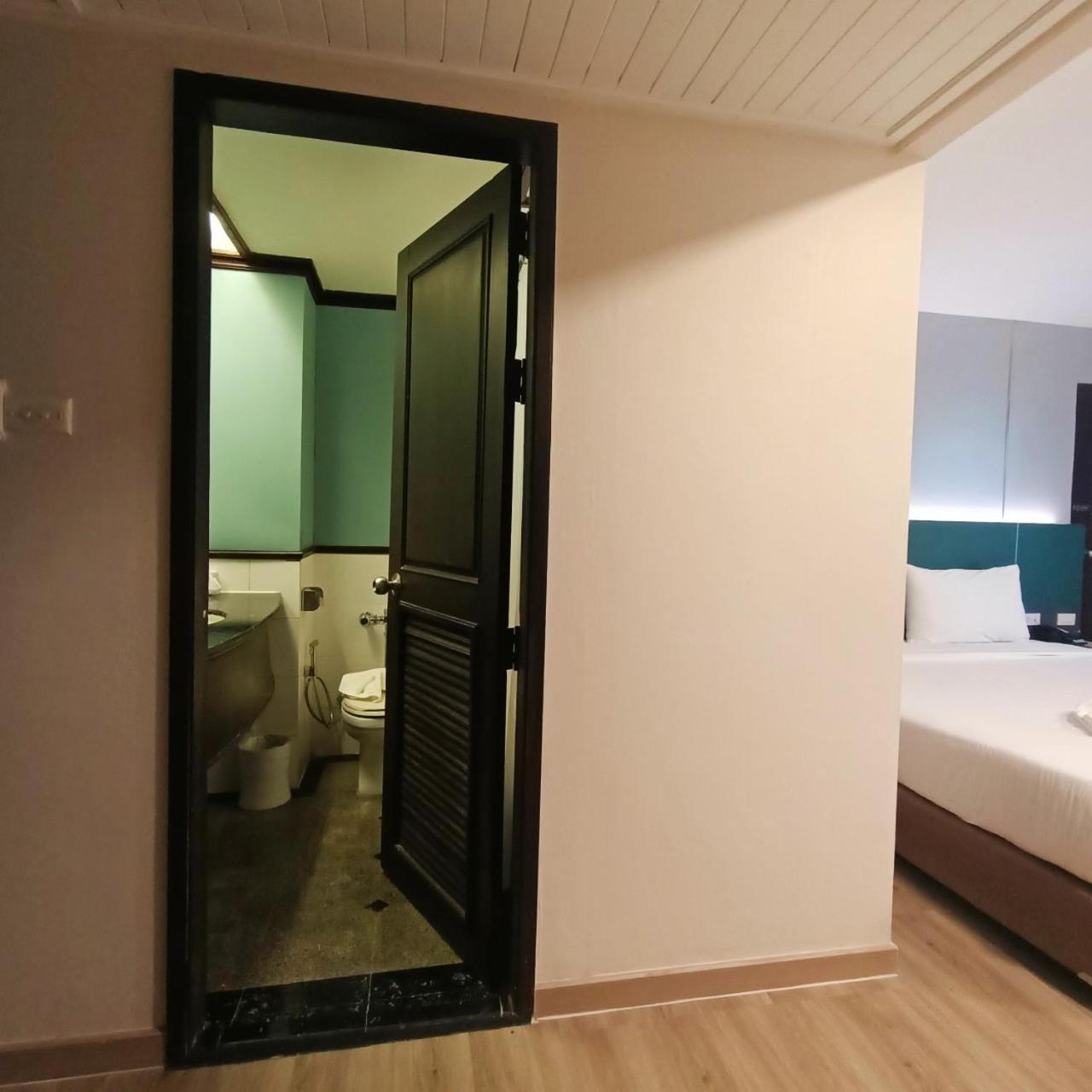 Mayflower Grande Hotel Phitsanulok Bagian luar foto