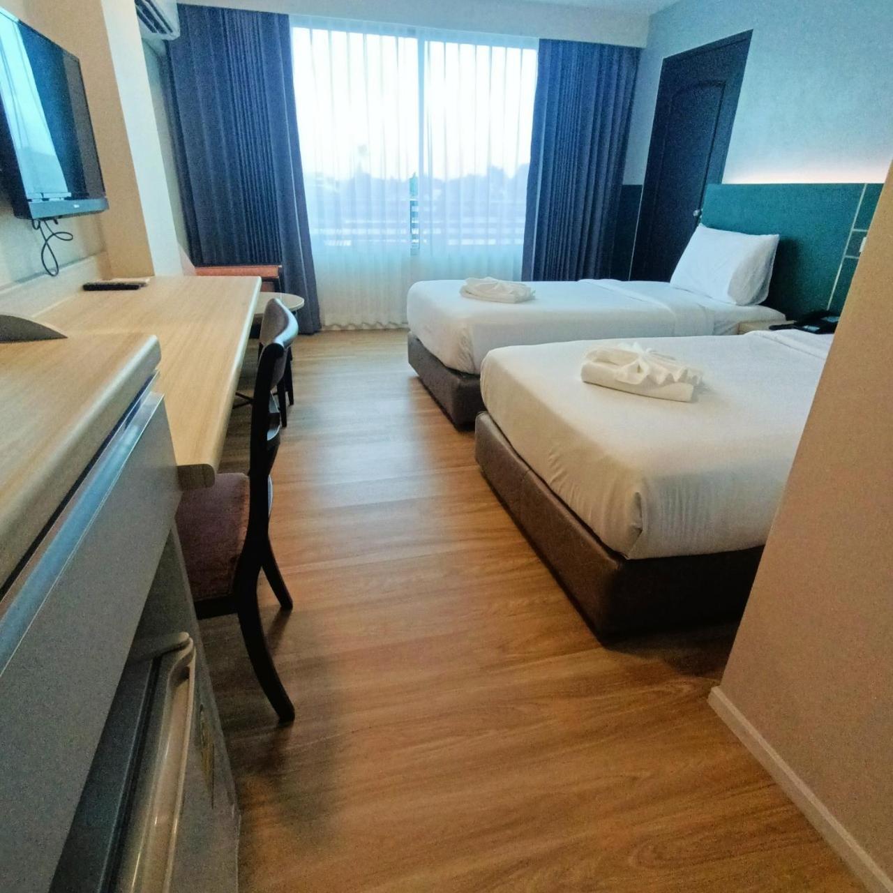 Mayflower Grande Hotel Phitsanulok Bagian luar foto