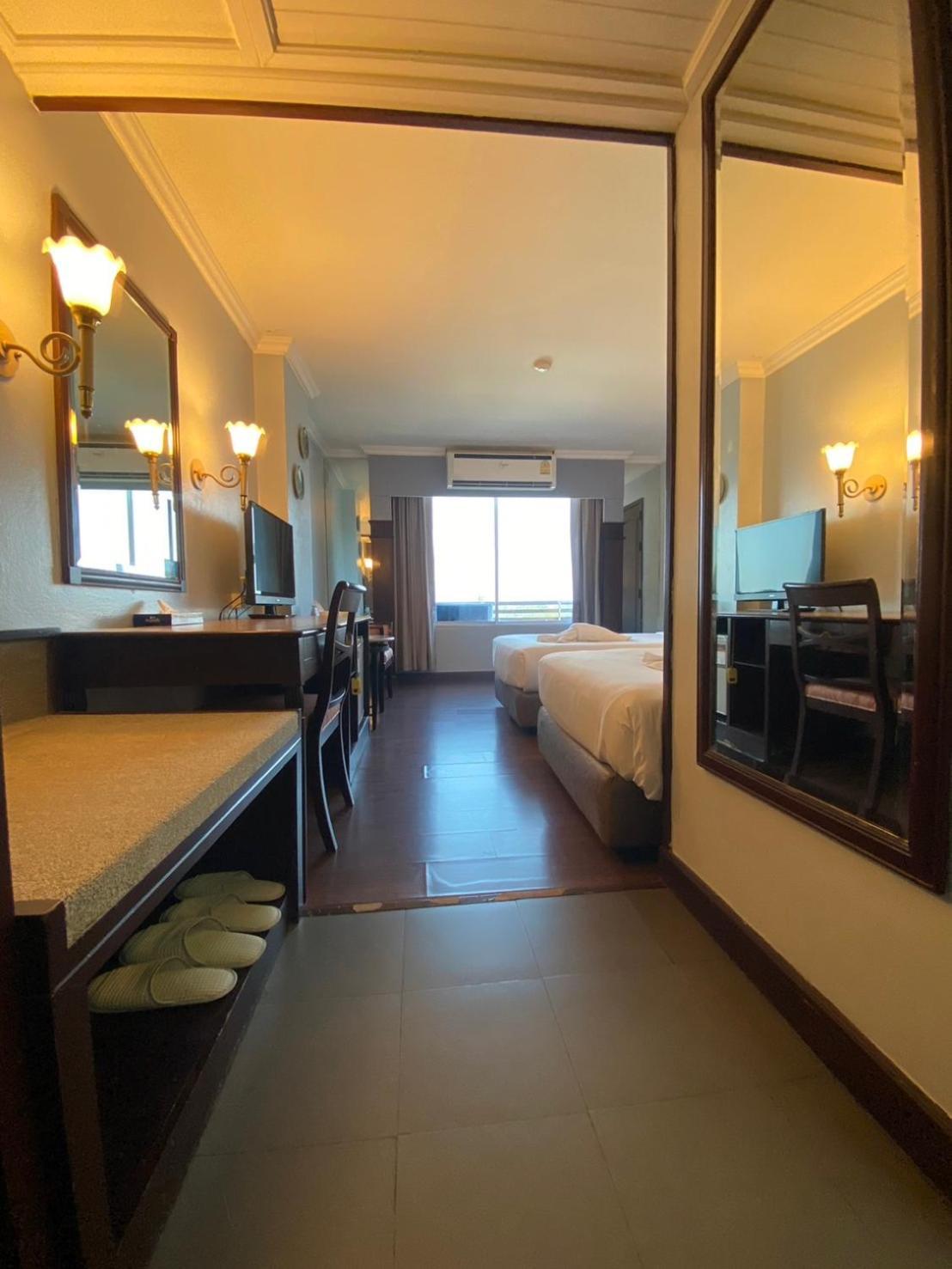 Mayflower Grande Hotel Phitsanulok Bagian luar foto