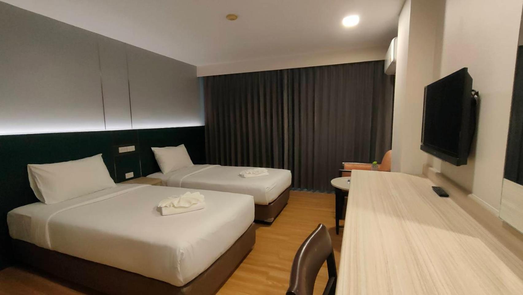 Mayflower Grande Hotel Phitsanulok Bagian luar foto