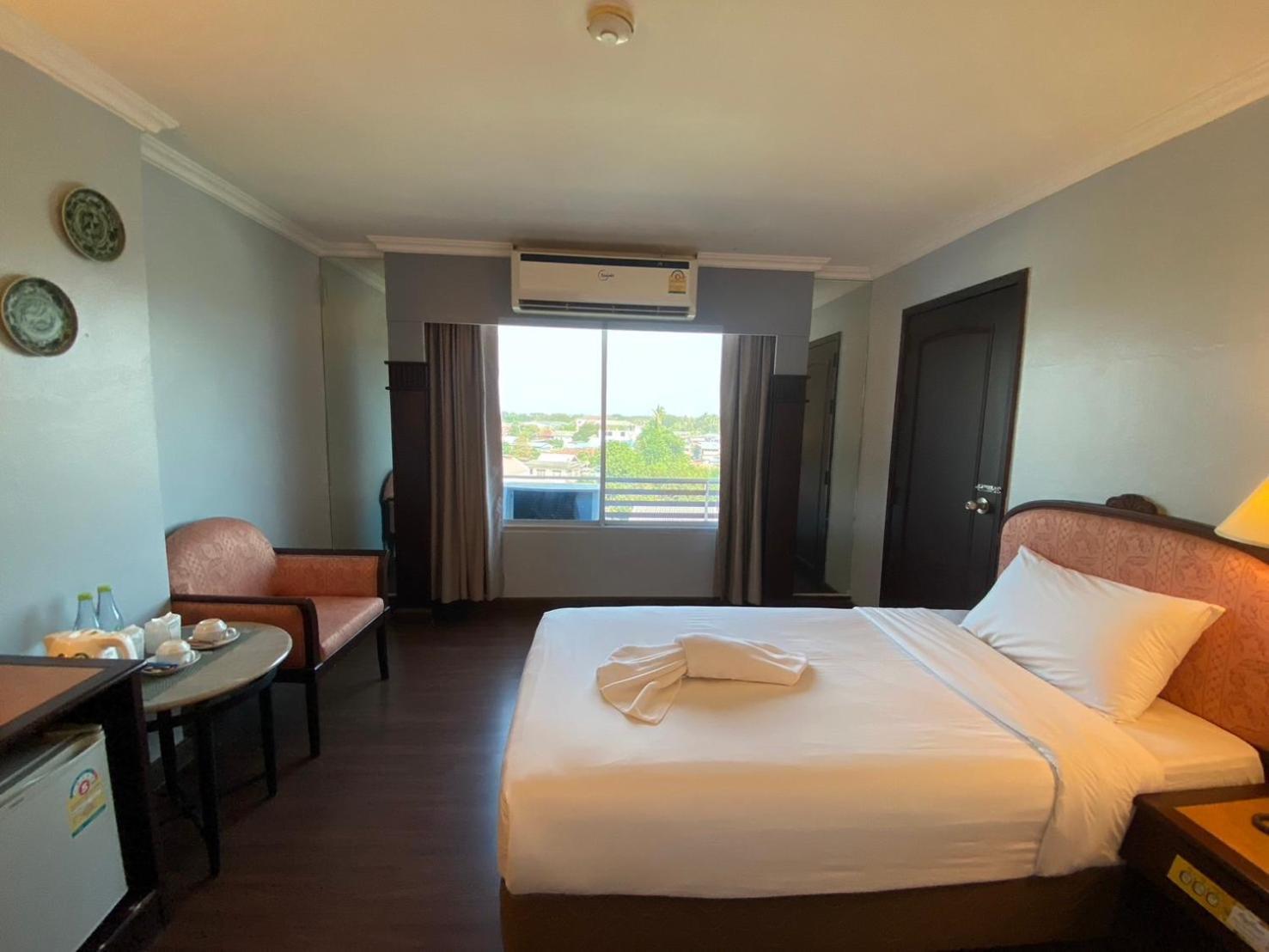 Mayflower Grande Hotel Phitsanulok Bagian luar foto