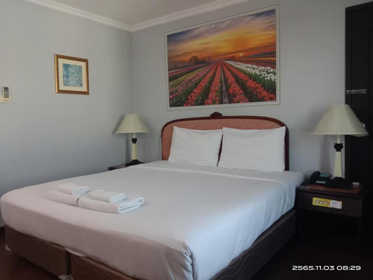 Mayflower Grande Hotel Phitsanulok Bagian luar foto