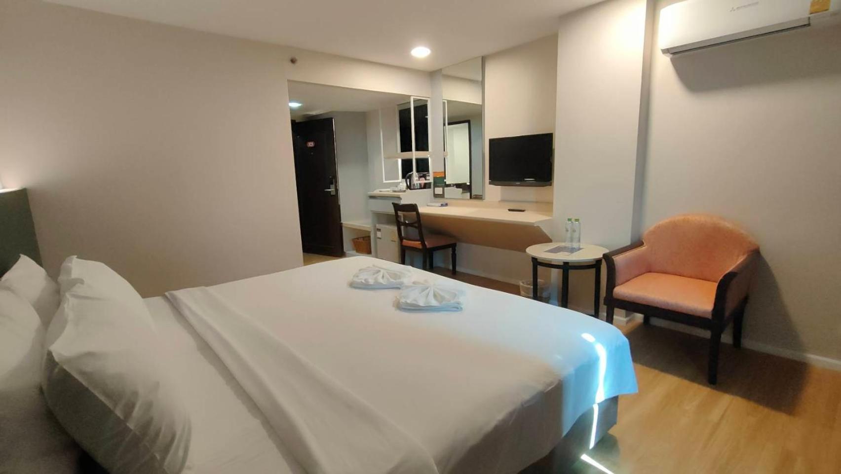 Mayflower Grande Hotel Phitsanulok Bagian luar foto