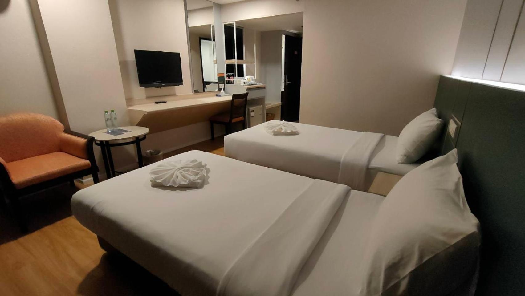 Mayflower Grande Hotel Phitsanulok Bagian luar foto