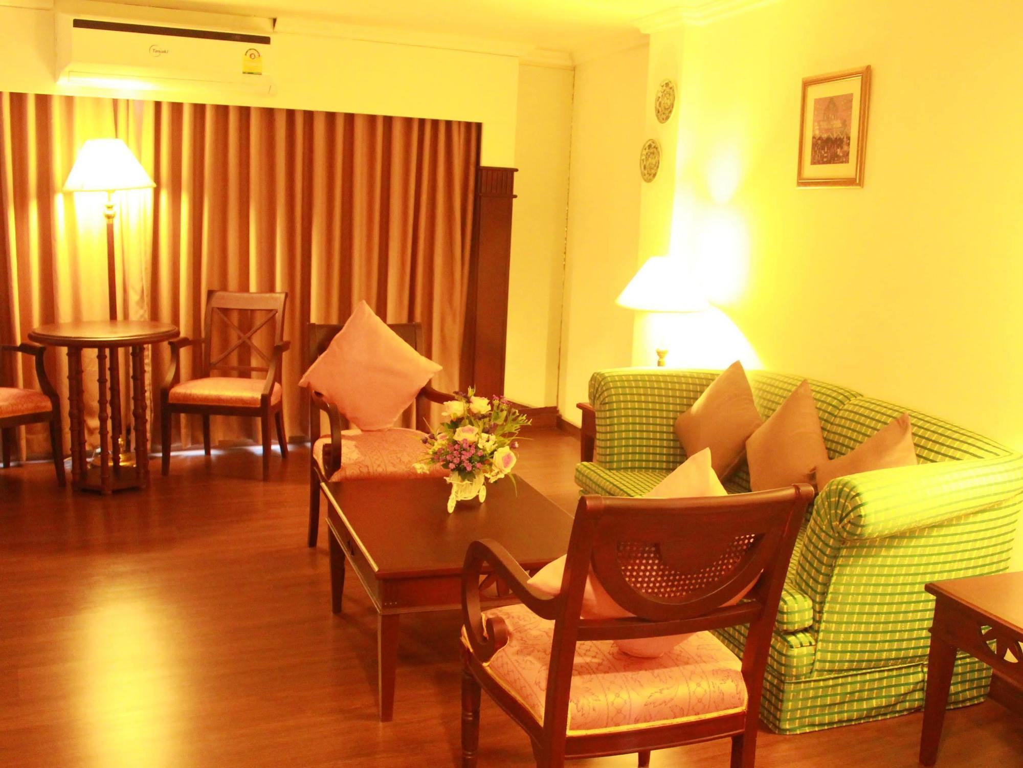 Mayflower Grande Hotel Phitsanulok Bagian luar foto