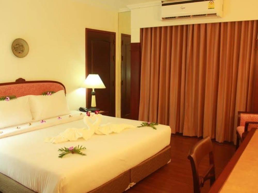 Mayflower Grande Hotel Phitsanulok Bagian luar foto
