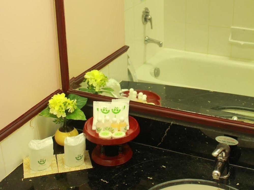 Mayflower Grande Hotel Phitsanulok Bagian luar foto