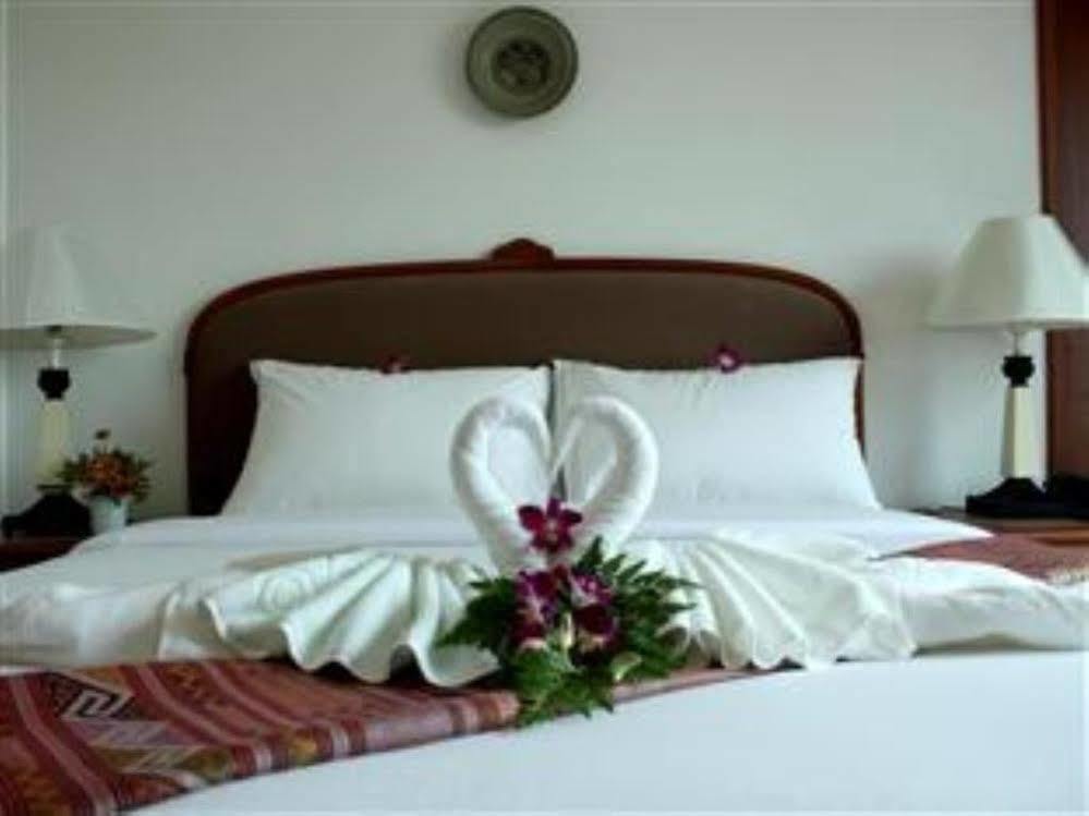 Mayflower Grande Hotel Phitsanulok Bagian luar foto