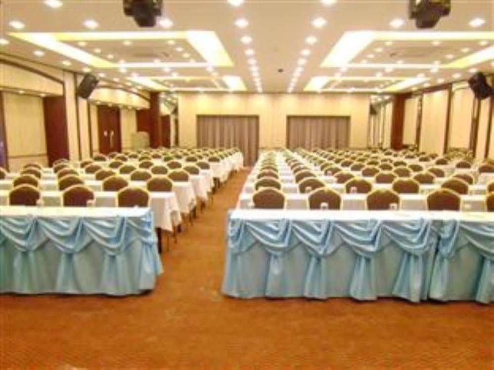Mayflower Grande Hotel Phitsanulok Bagian luar foto